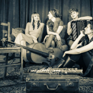 Anna heikkinen, ida gillner, larisa ljungkrona-mönttinen, leonor palazzo, ekvilibrism, ekvilibrister, virtuos, skönhet, musiker, kvinnliga musiker, sångerska, musikgrupp, gruppbild, tango, finsk tango, finland, svartvit, svartvitt, sepia, fine art, blixtljus